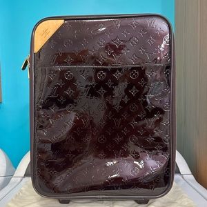 Louis Vuitton Pegase 45 vernis Amarante